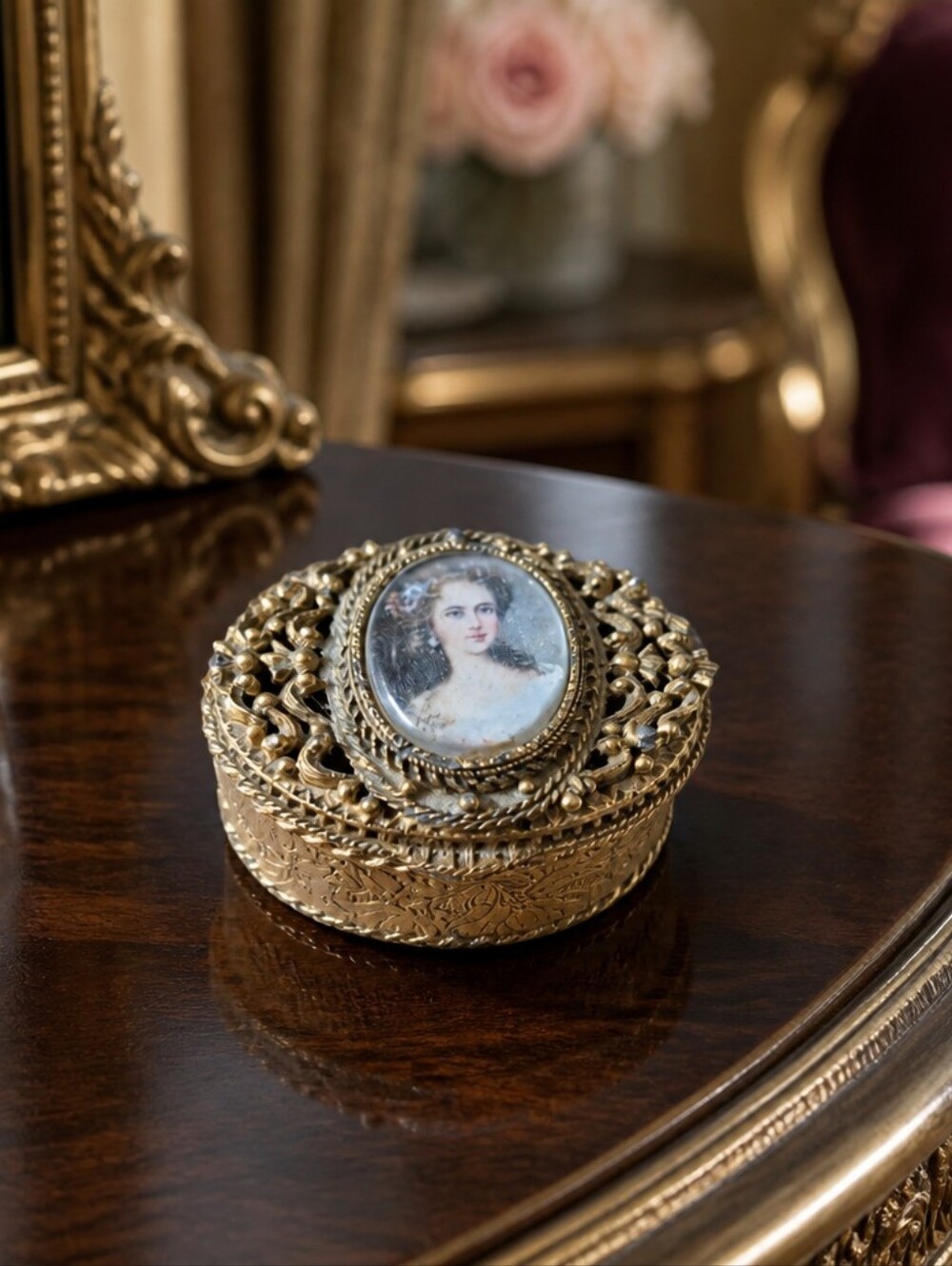 1960 Victorian Art Frorenza pill box‎